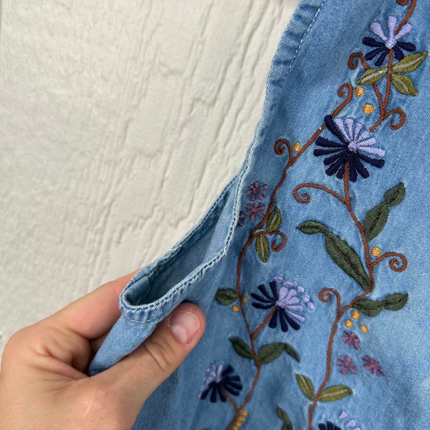 Vintage 90’s Grandma Chic Floral Embroidered Denim Vest (M)