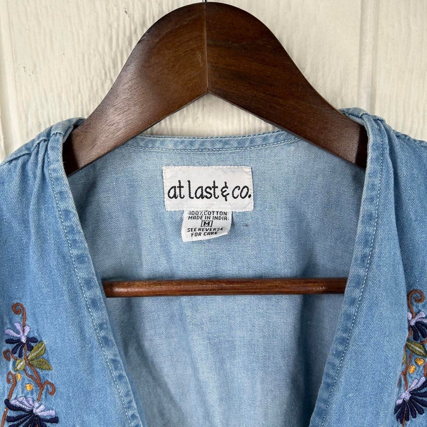 Vintage 90’s Grandma Chic Floral Embroidered Denim Vest (M)