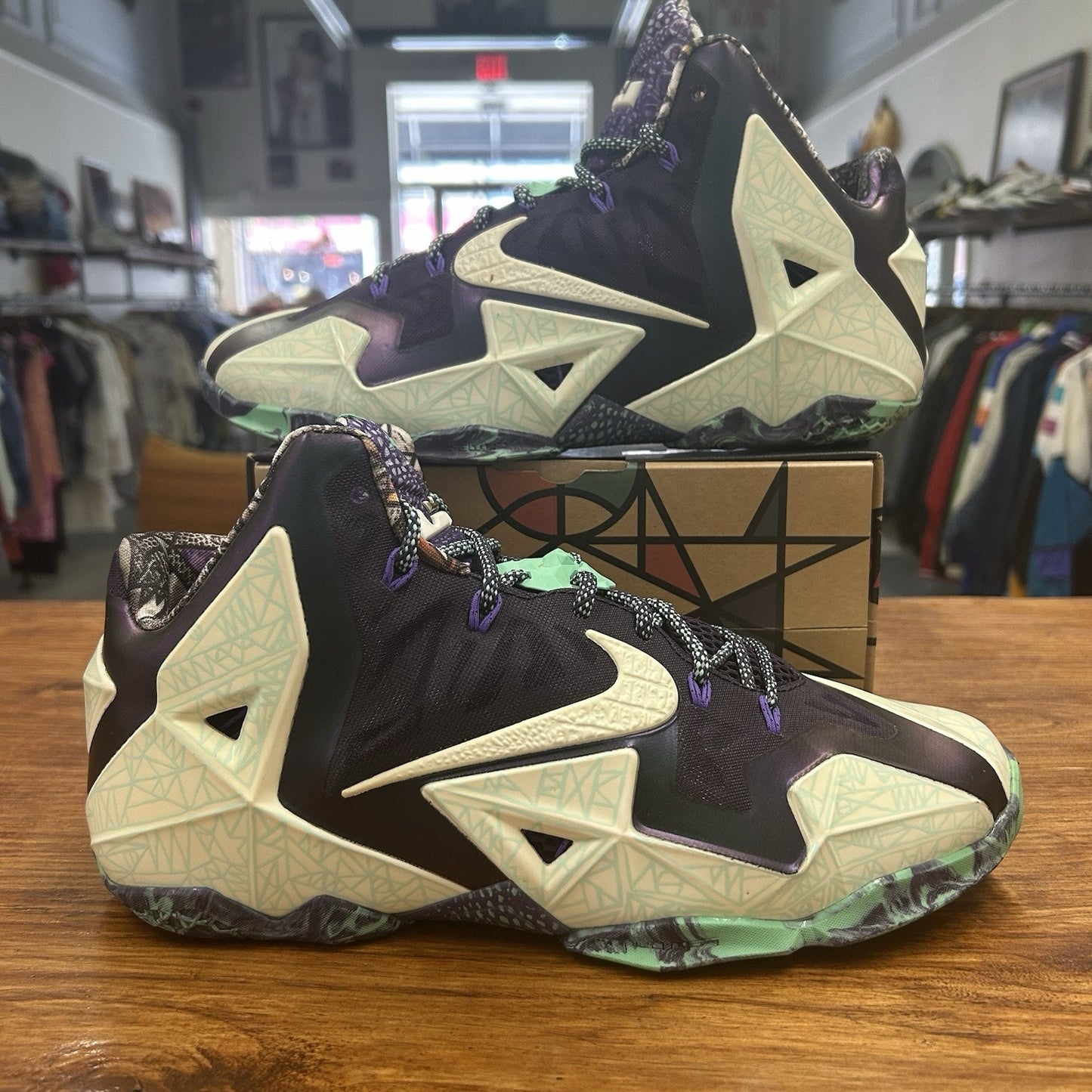 Size 10.5 - Nike LeBron 11 Gator King