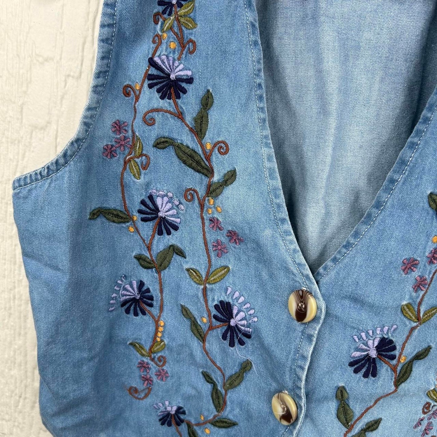 Vintage 90’s Grandma Chic Floral Embroidered Denim Vest (M)