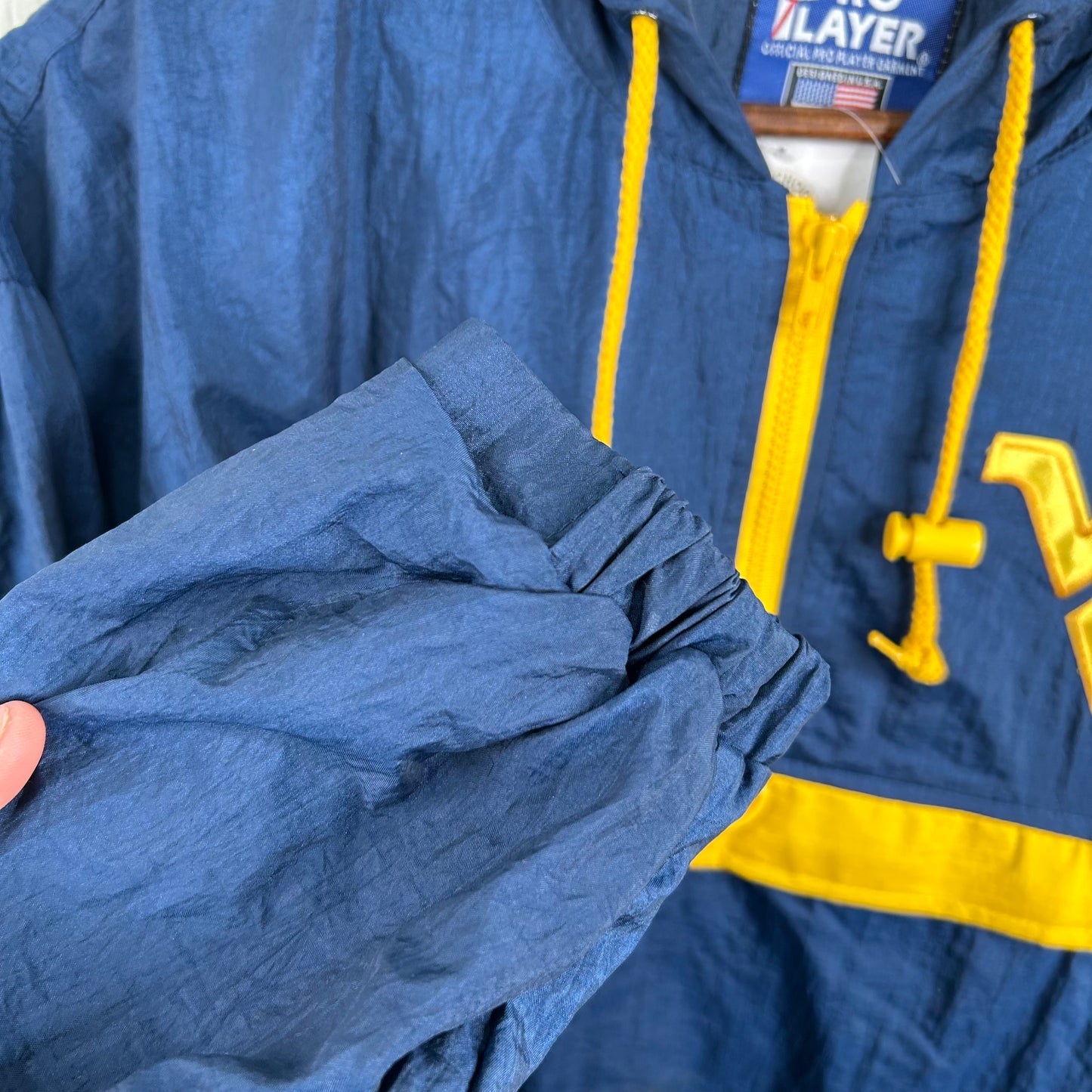 Vintage 90's Embroidered Flying WVU 1/4 Zip Windbreaker (M)