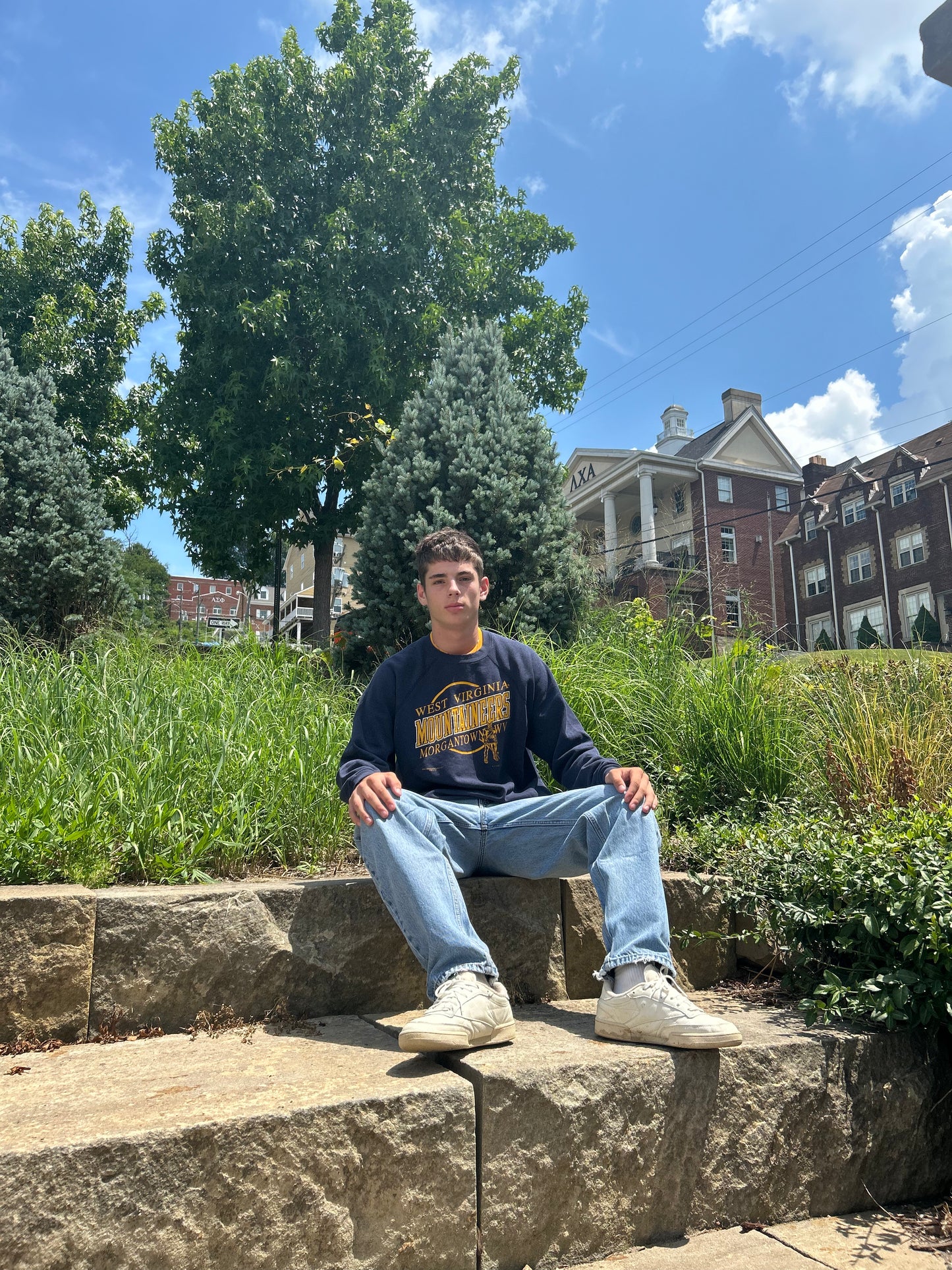 Vintage 90's West Virginia Mountaineers Faded Crewneck (L)