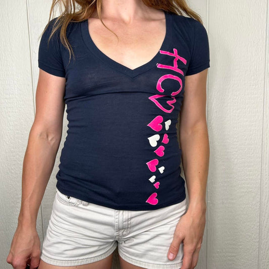 2000s y2k Hollister California Pink Hearts V-Neck Navy Baby Tee (XS)